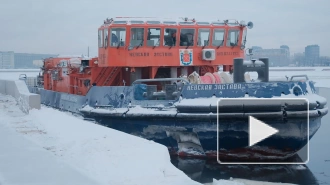 Ледокол "Невская застава" борется со скоплением льда на Неве