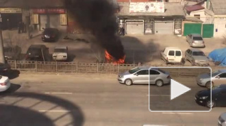 Видео из Воронежа: Средь бела дня в центре сгорела дотла иномарка