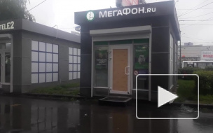На проспекте Большевиков злоумышленники обокрали салон "Мегафона"