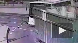 На Благовещенском мосту автобус подбил велосипедиста
