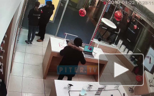 Видео: из ТРК "Атмосфера" неизвестный под курткой вынес ноутбук за 105 тысяч рублей