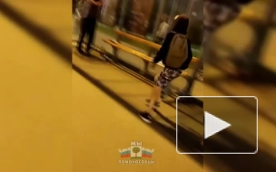 Видео: в Ломоносове подростки жестко избили семейную пару у вокзала
