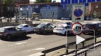 На видео попало столкновение трёх машин на набережной Обводного канала