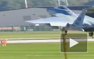 Искры, пламя и прыжки: Жесткая посадка истребителя  F-15 попала на видео