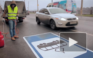 Петербургский трамвай нарисовали на дороге