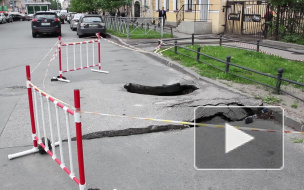 На Васильевском острове прорвало теплотрассу. Местные жители остались без горячей воды На Васильевском острове прорвало теплотрассу. Местные жители остались без горячей воды