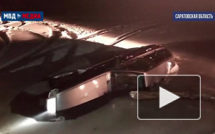 В Саратовской области полицейские спасли заблокированного в затонувшей машине мужчину