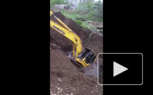 Экскаватор провалился в канализацию неподалёку от поселка Тобол