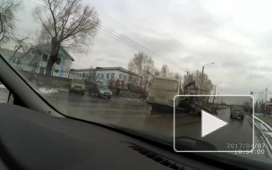 В Кемеровской области маршрутка врезалась в эвакуатор