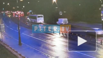 На Каменноостровском авто едва не залетело под автобус