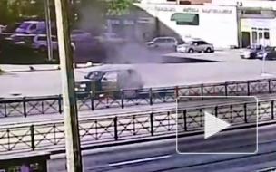 Автомобиль на Стачек загорелся и попал на видео