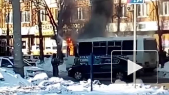 Видео: в Тольятти старенький ПАЗик сгорел на улице Дзержинского