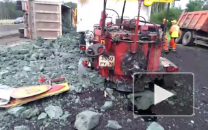 Видео: на Московском шоссе произошло жуткое ДТП с грузовиком и машиной дорожников