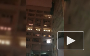 Видео: рабочие сбрасывали мешки в самосвал с балкона