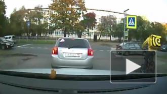 Машина подбила на Фаворского торопливого доставщика еды на велосипеде 