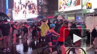 В Нью-Йорке машина въехала в толпу протестующих