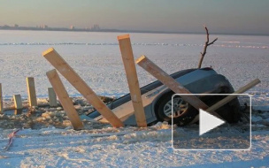 На озере Разлив под лед провалились две машины