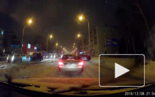 В сети появилось видео лобового столкновения в Омске