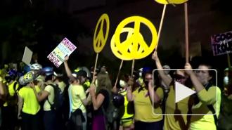 В Портленде активистки Wall of Moms встали живой цепью перед силовиками