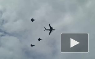 Видео: в небе над Петербургом заметили военные самолеты