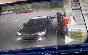 На Богатырском неизвестный сбил сотрудника заправки