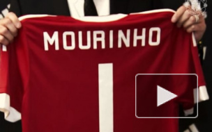 Радостный Моуринью примерил футболку "Манчестер Юнайтед"