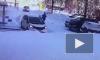 В Новосибирске снежная глыба упала на машину с людьми