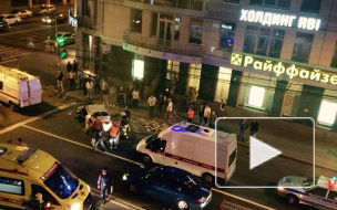 После ДТП на Малом проспекте В.О. спасателям пришлось распилить Renault, чтобы достать пострадавшего водителя