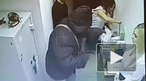 Видео из Находки: Неизвестный в маске вынес 6 миллионов из отделения банка