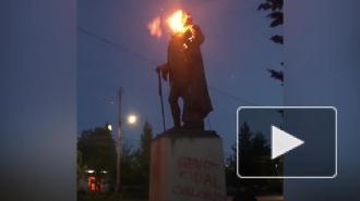 В Портленде протестующие снесли памятник первому президенту США