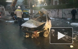 В центре Новосибирска автомобиль врезался в опору линии электропередач и загорелся