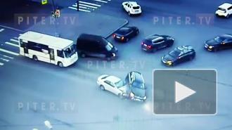 Видео: на перекрестке Светлановского проспекта и Учительской улицы столкнулись две иномарки