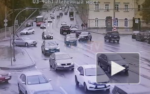 Видео: легковушки столкнулись на Литейном мосту