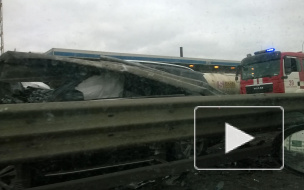 Mercedes жестко смяло об отбойник на КАД: есть пострадавшие