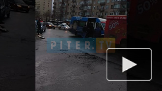 Видео: возле "Московской" маршрутка врезалась в автобус, три человека пострадали 