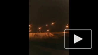 Видео: "Скания" застряла, пытаясь проехать под мостом