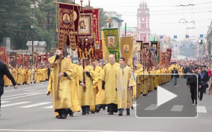 По Невскому проспекту прошел Крестный ход, дорогу перекрывали поэтапно