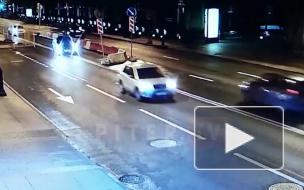 Видео: автомобиль въехал в зону дорожных работ на Московском проспекте