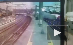 Появилось видео крушения поезда на Тайване, в результате которого погибло 22 человека