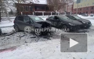 В Екатеринбурге Mercedes-Benz протаранил пять автомобилей на парковке