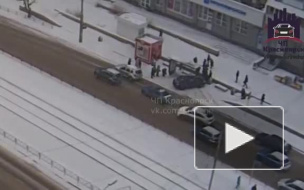 Видео из Красноярска: 20-летний водитель на "Рено" снес людей на остановке