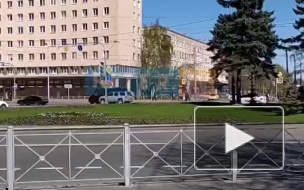 В Красногвардейском районе заметили фургон, который поздравляет петербуржцев с 9 мая