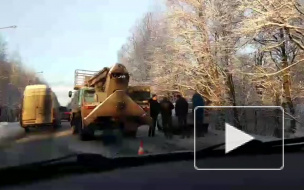 В Репино пробка из-за ДТП с техникой дорожных рабочих