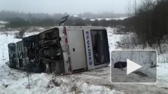 Под Псковом перевернулся автобус с петербуржцами: видео с места ДТП