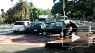 В Бразилии велосипедист голыми руками передвинул машину, мешавшую проезду