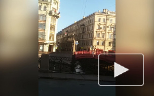 Три экстремала прощались с летом, прыгая с моста в центре Петербурга