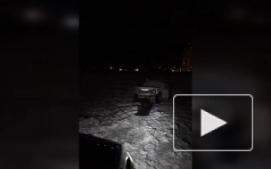 "Нива" провалилась под лед на улице Валерия Гаврилина 