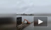 На набережной у проспекта Обуховской Обороны петербурженка заметила экскаватор, который сбрасывал мусор и землю в воду
