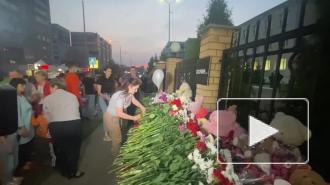 Жители Казани несут цветы к школе, где произошла стрельба
