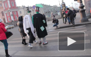 Веселая "банда" клоунов оккупировала троллейбусы на Невском проспекте